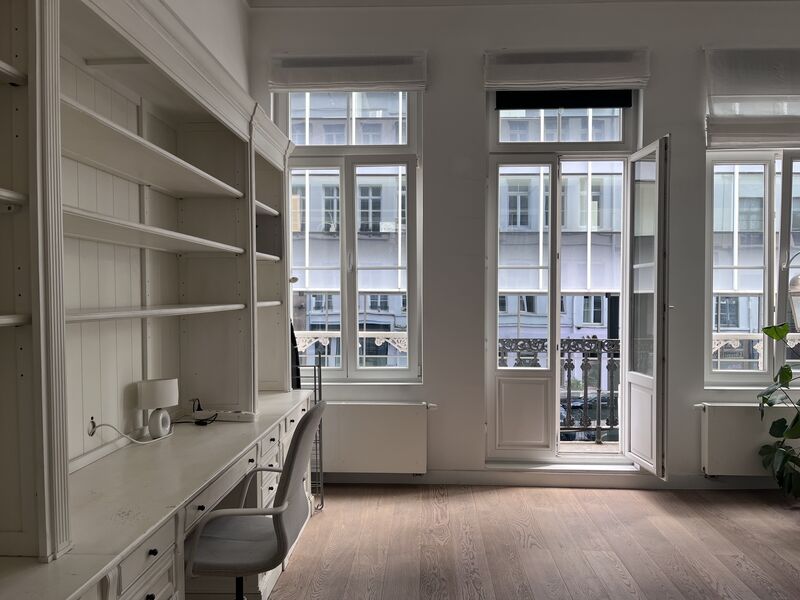Bay window with wrought iron balcony looking down Rue Saint-Jean towards the Mont des Arts, 200 metres from the Grand-Place